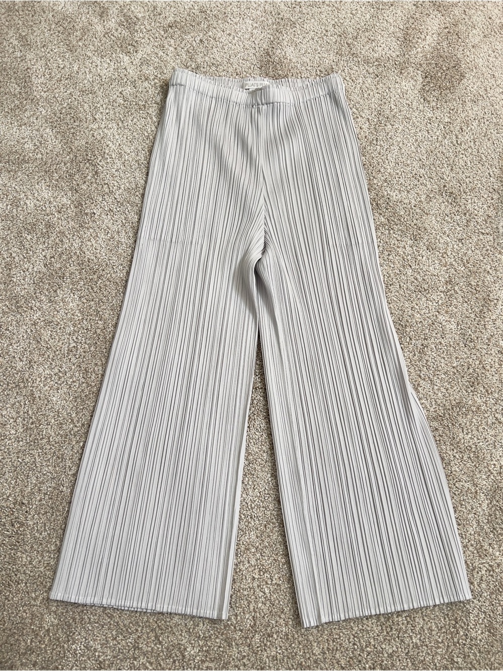Issey Miyake Pleated Wide-Leg Cropped Trousers in Light grey - Picture 2 of 6